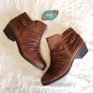 YUU Norah Booties, saddle brown, narrow 9.5, NWT